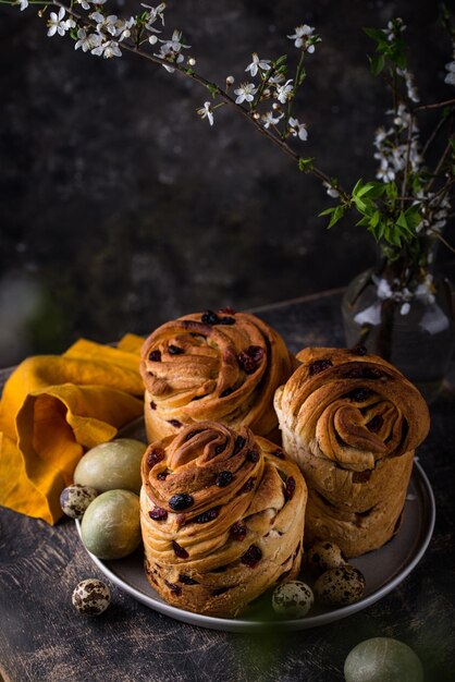 Cruffin de bolo de Páscoa com passas e amora