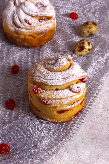 Cruffin de bolo de Páscoa Cruffins com cerejas secas polvilhadas com açúcar em pó