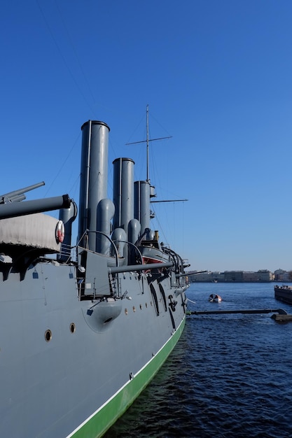 Cruiser aurora a museum em um navio de guerra do navio-museu do século 20 na rússia são petersburgo, o símbolo da revolução de outubro atualmente preservado como um navio-museu no rio neva