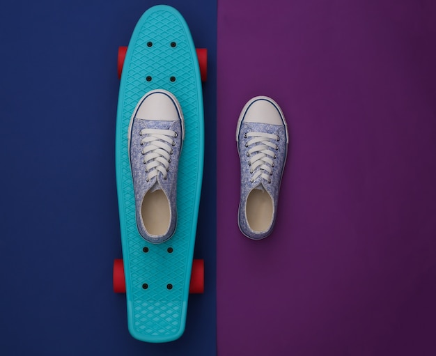 Cruiser Board mit Sneakers auf Lila Blau