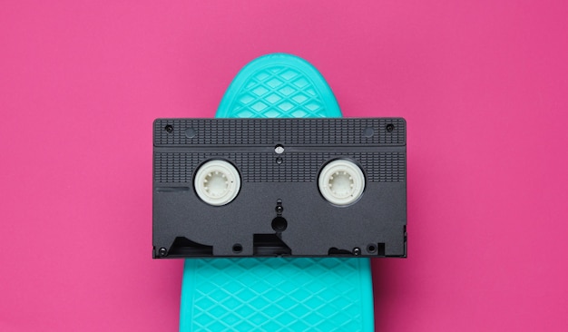 Cruiser Board und Videokassette auf rosa Papier