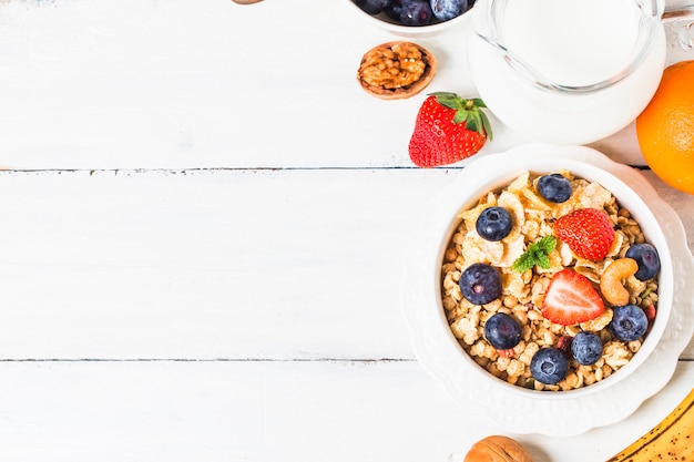 Crujiente escamas con arándanos y varios yogures para desayuno saludable, close-up