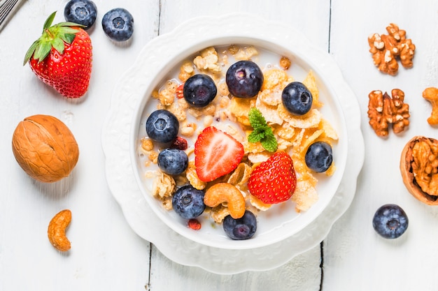 Crujiente escamas con arándanos y yogures diferentes para el desayuno saludable