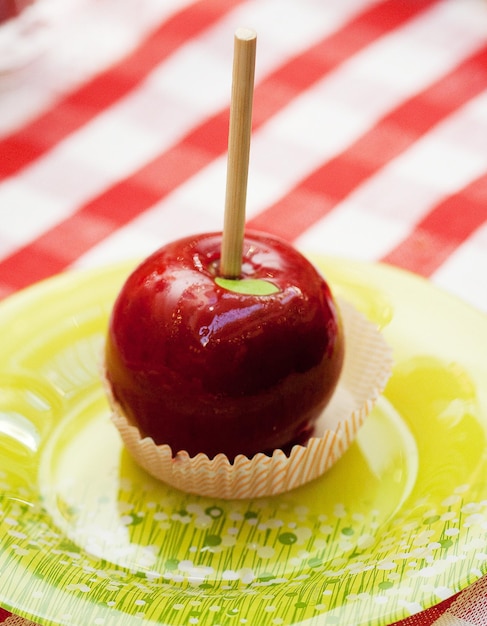 Crujiente de manzana roja con salsa de caramelo