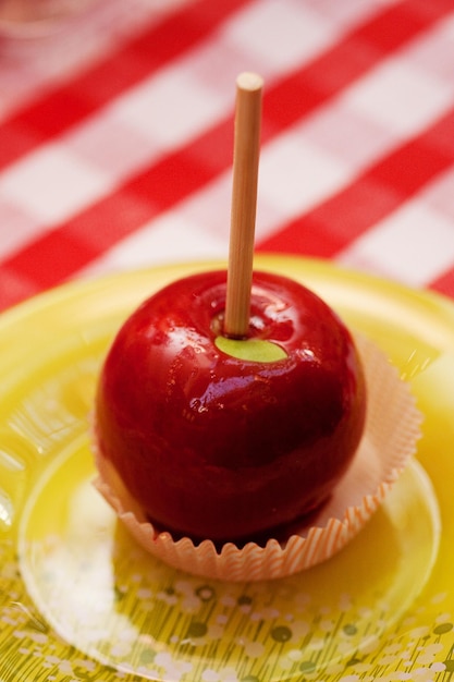 Crujiente de manzana roja con salsa de caramelo