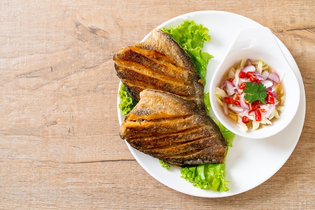 crujiente de pescado gourami con ensalada picante