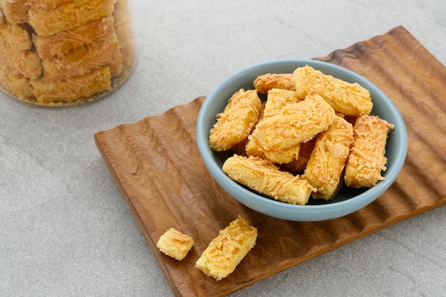 Crujientes galletas kaastengels Galletas indonesias de influencia holandesa que normalmente se sirven durante el hari raya