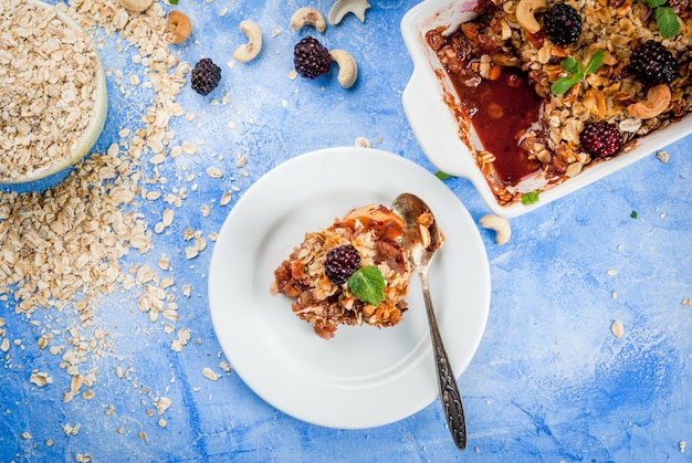 Crumble de avena con anacardos, moras y hojas de menta