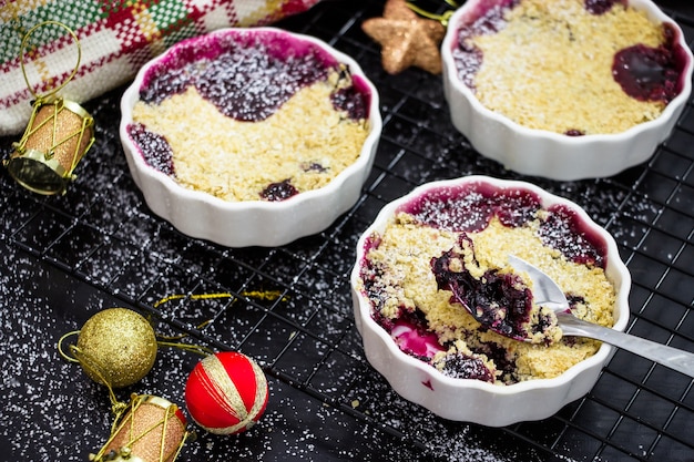 Crumble de avena delicioso casero con frutos rojos