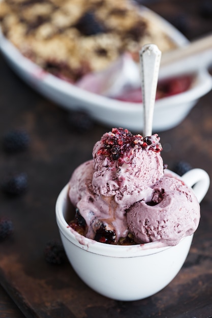 Crumble BlackBerry-, Schokoladen- und BlackBerry-Eiscreme