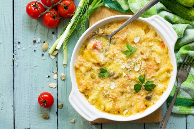 Crumble de caçarola com pão branco de peixe vermelho e queijo na mesa de madeira da cozinha