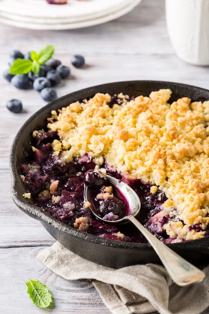 Crumble de coco em panela de ferro fundido