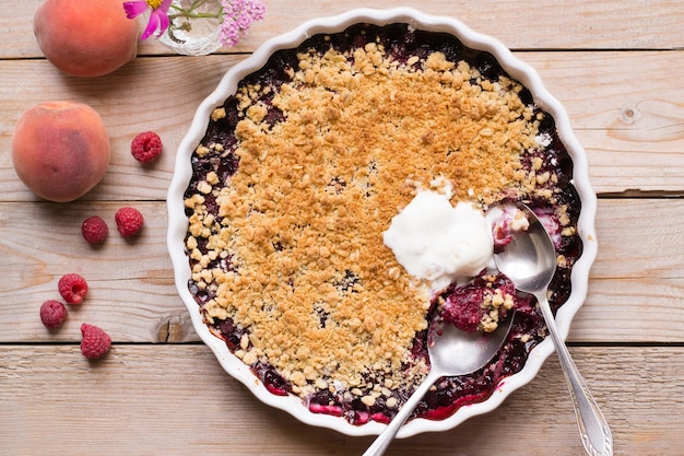 Crumble de framboesa e pêssego