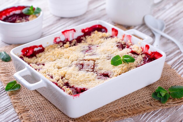 Crumble de frutas vermelhas em um prato branco