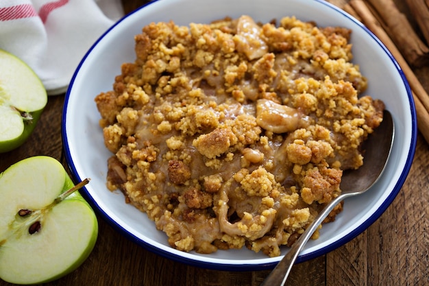 Crumble de maçã caramelada