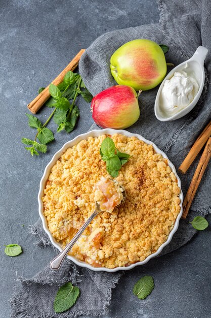 Crumble de maçã caseiro com canela