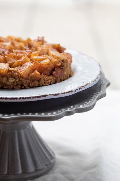 Crumble de pêra e maçã em um carrinho de bolo