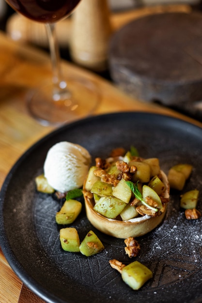 Crumble de manzana inglés con nueces y bola de helado