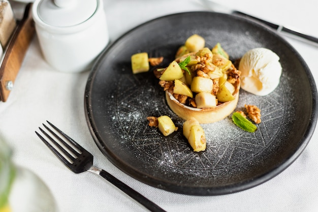 Crumble de manzana inglés con nueces y bola de helado