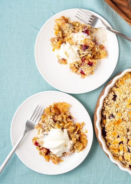 Crumble de manzana y pera con helado streusel dos placa con vista superior de zapatero de manzana vertical