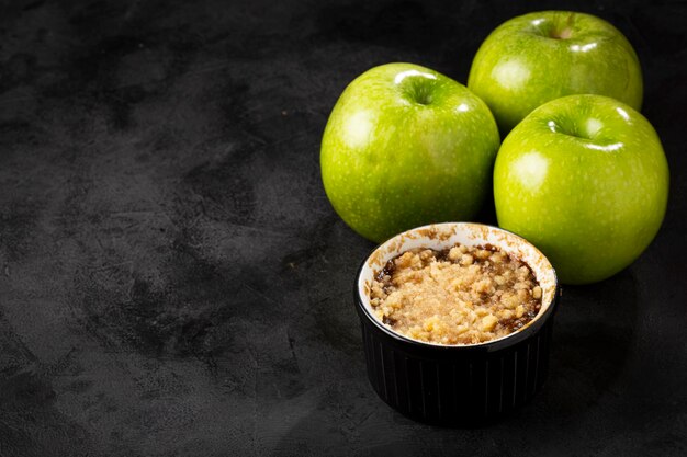 Crumble de manzana en ramekin sobre la mesa