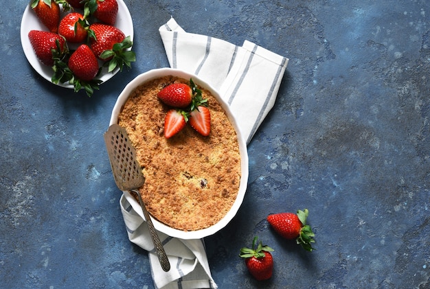 Crumble mit Erdbeeren auf einer Benton-Oberfläche