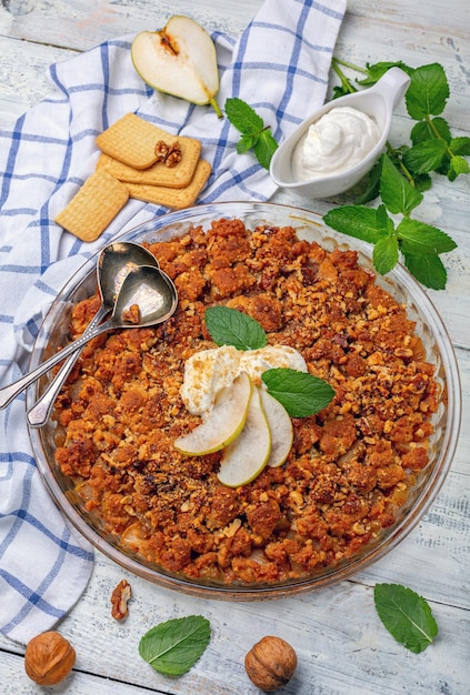 Crumble de pera con una ramita de menta