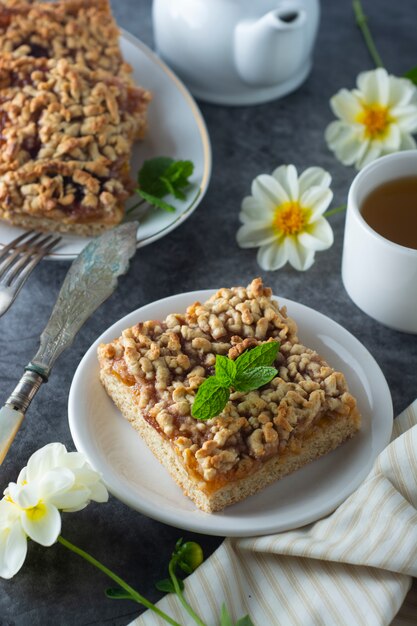 Crumble torta de frutas, fatia. bolo caseiro com geléia de frutas. deserto delicioso.