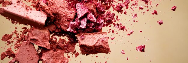 Crushed Cosmetics Mineral Bio Lidschatten Rouge und Kosmetikpuder einzeln auf goldenem Hintergrund ...