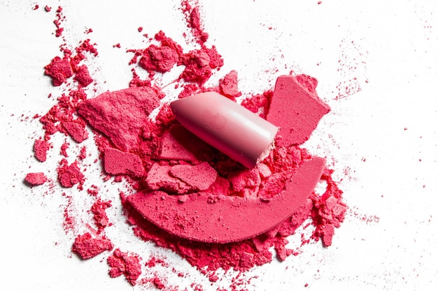 Crushed Lidschatten Lippenstift und Puder isoliert auf weißem Hintergrund