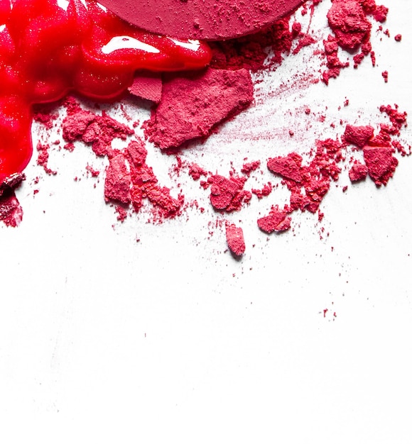 Crushed Lidschatten Lippenstift und Puder isoliert auf weißem Hintergrund