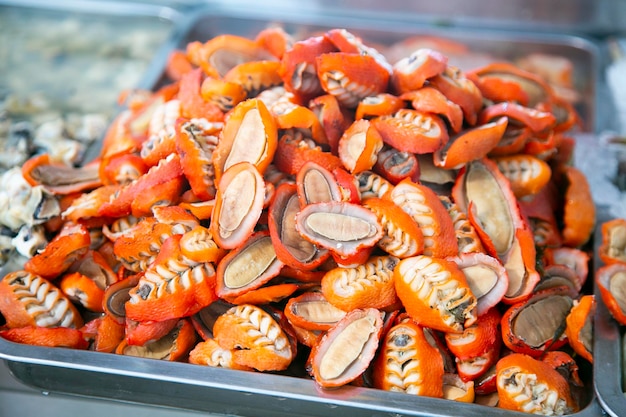 Crustáceos y moluscos peruanos puestos de pescado en el mercado de alimentos de Sant Camilo en Arequipa, Perú