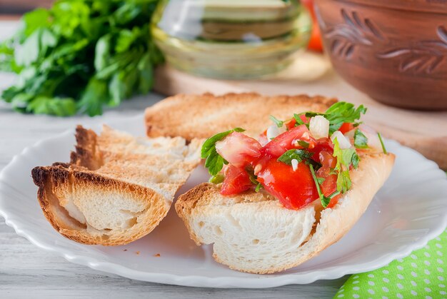 Crutones Con Ensalada De Tomate Y Queso Con Hojas Verdes.