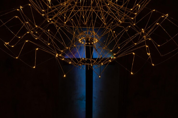 Foto cruz abstracta en la iglesia sobre fondo de cemento negro