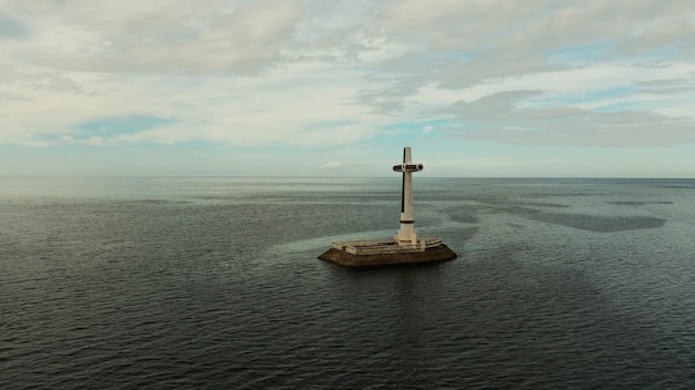 Cruz afundada do cemitério na ilha de camiguin, Filipinas