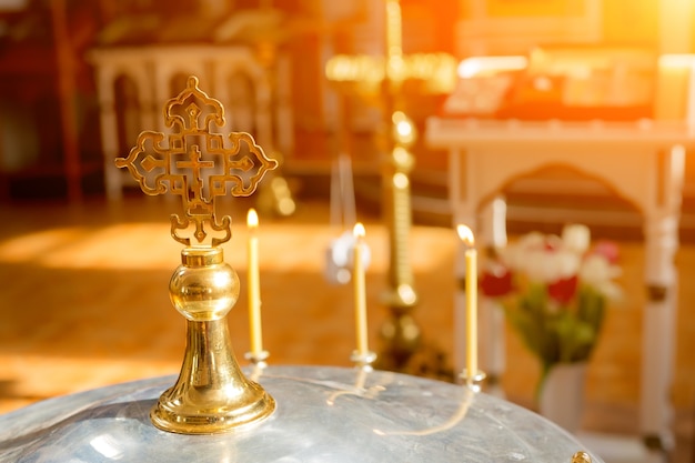 Cruz ao sol na igreja Ortodoxa cruze ao sol na tampa da tigela para o rito do batismo infantil