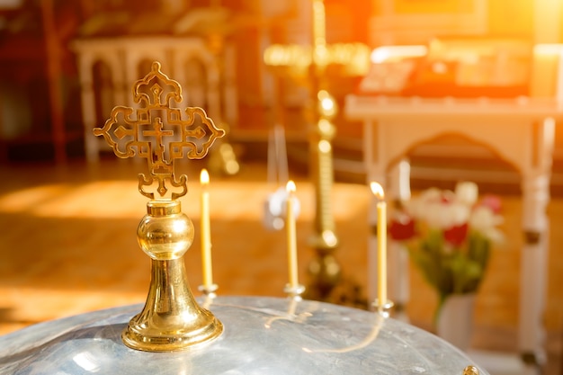 Foto cruz ao sol na igreja ortodoxa cruze ao sol na tampa da tigela para o rito do batismo infantil