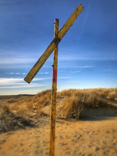 Cruz en el campo contra el cielo.