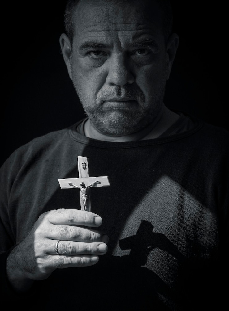 Foto cruz católica na mão masculina