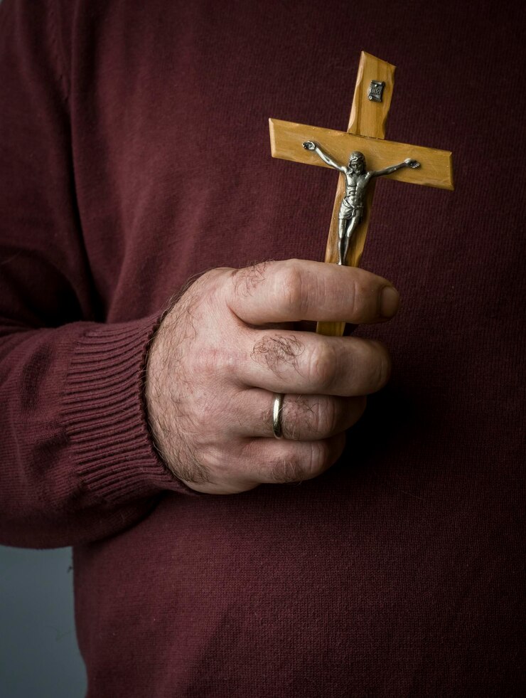 Foto cruz católica na mão masculina