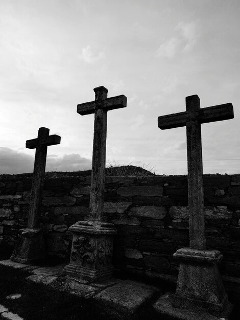 Foto cruz en el cementerio contra el cielo