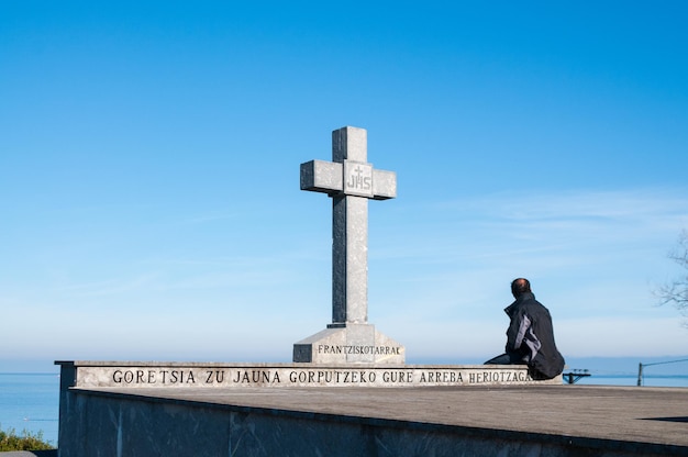 Una cruz en un cerro con las palabras gorlia 20 jajvo gorla.