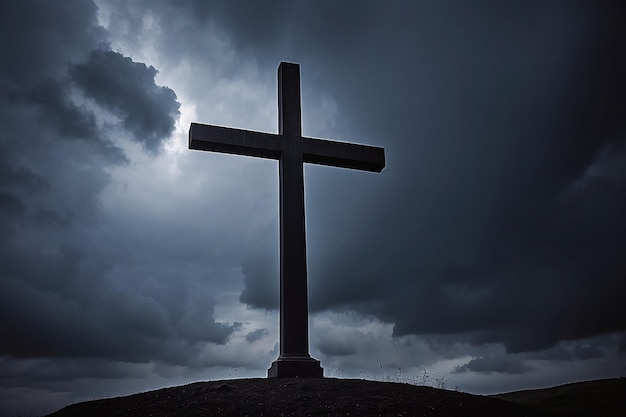 Una cruz con un cielo oscuro detrás de ella