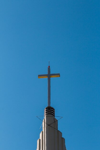 Cruz en la cima de la iglesia