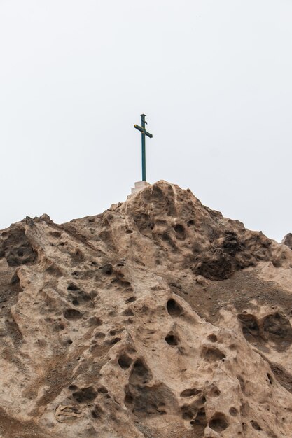 Cruz en la cima de un monte