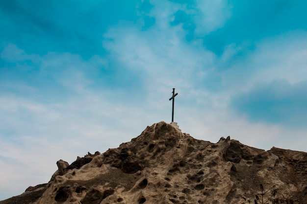 Cruz en la cima de un monte