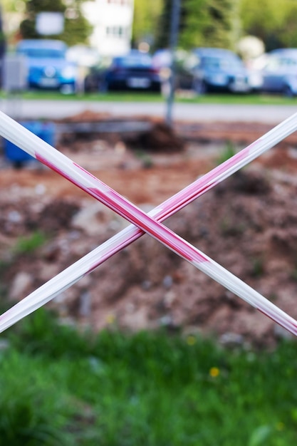 Cruz de cinta de construcción en un sitio de construcción