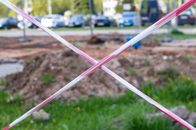 Cruz de cinta de construcción en un sitio de construcción