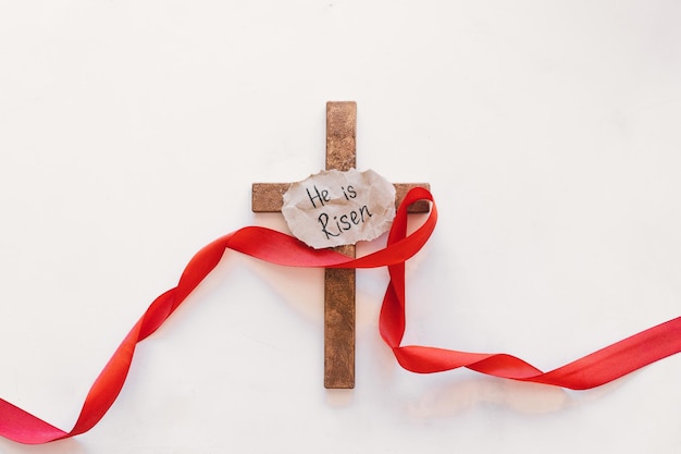 Cruz con una cinta roja símbolo de Cristo Crucifixión de Jesucristo Pasión de Jesucristo Concepto de fe espiritualidad y religión Día de Pascua