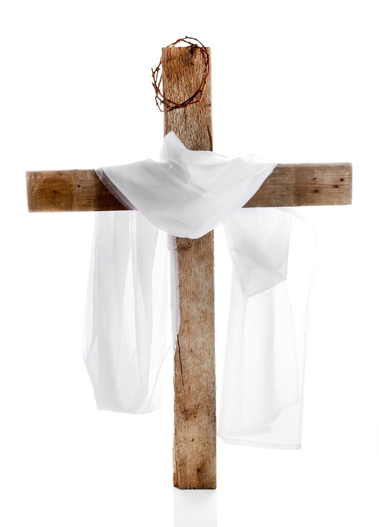 Foto cruz com coroa de espinhos e pano isolado em branco